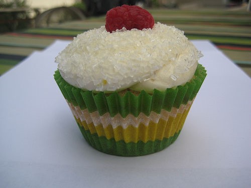 Un cupcake glacé avec une framboise